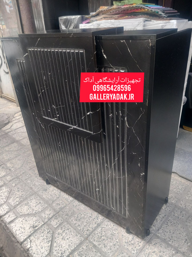 میز کانتر آرایشگاهی طرح سنگ مرمر مشکی با شیارهای عمودی
