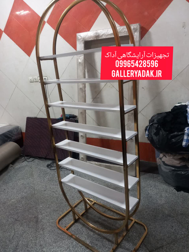 استند گنبدی طلایی لوکس — مناسب سالن زیبایی و بوتیک